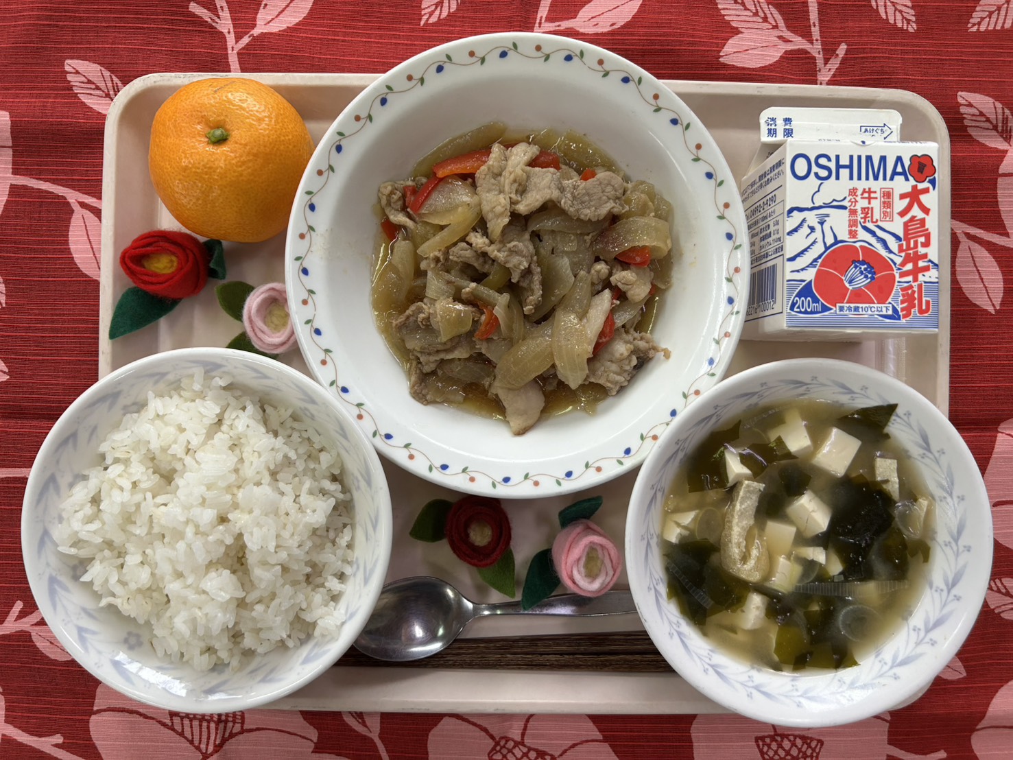 大島の小中学校給食でかめりあ黒豚の生姜焼きが提供されました💡