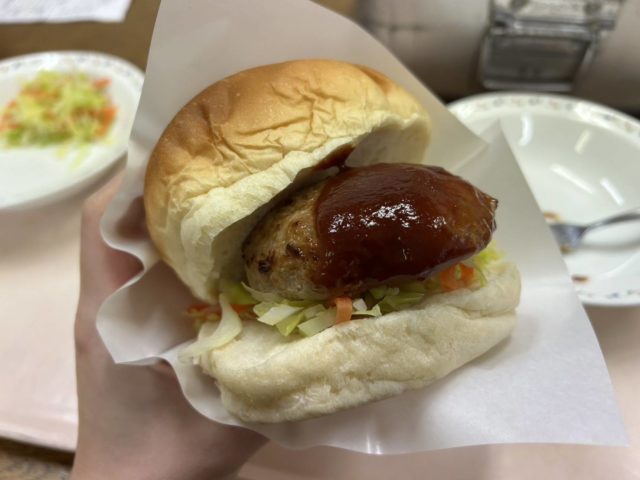 大島の学校給食でかめりあ黒豚のハンバーガーが提供されました